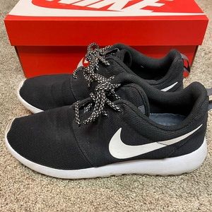 Nike Roshe One Women’s size 8